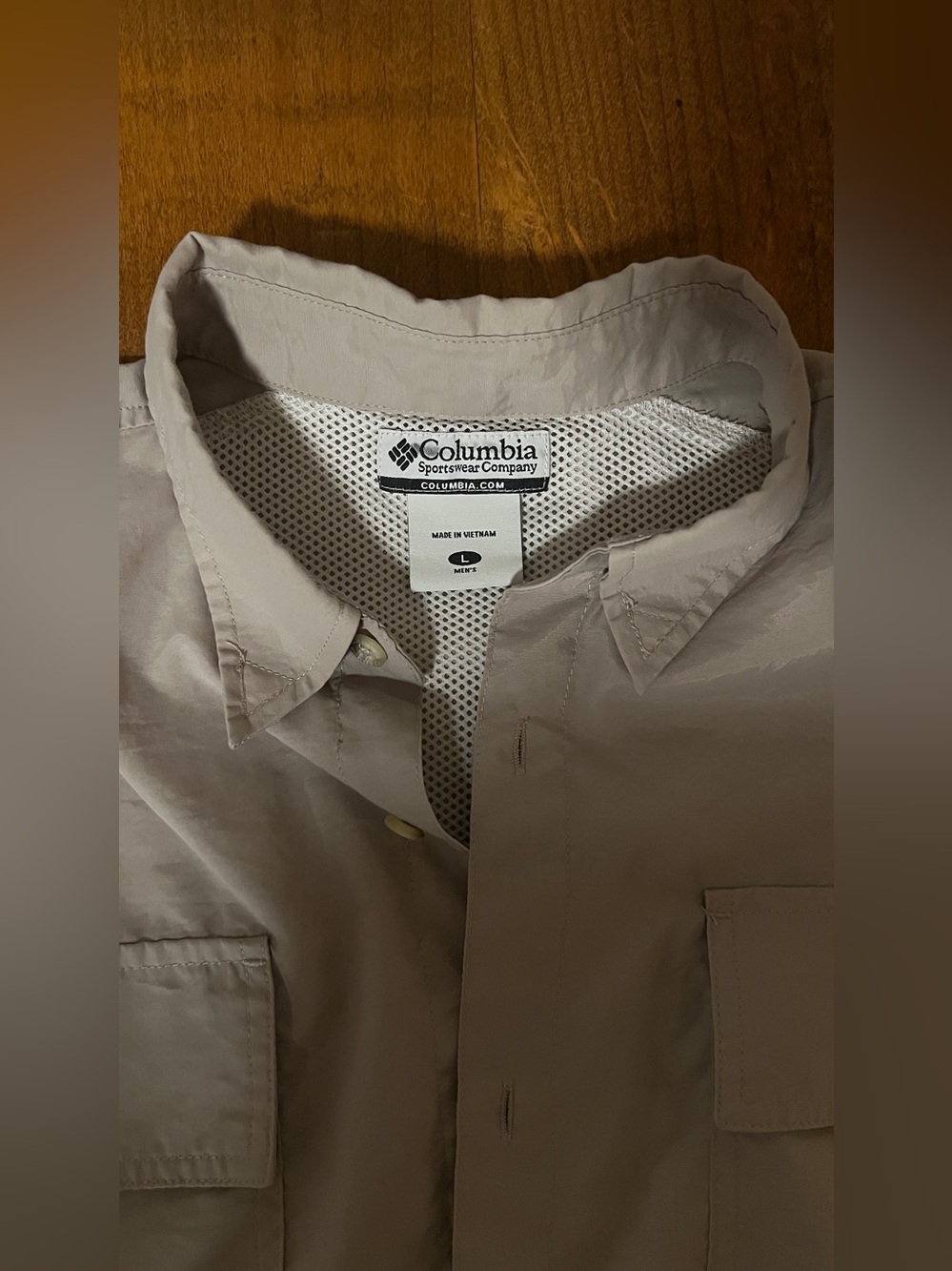 Columbia Lightweight Button-Up Shirt in Light Taupe Men’s Size Large